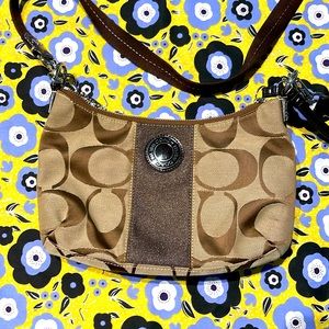 Beautiful Coach Shoulder Bag in Signature Canvas❤️❤️